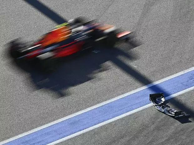 Sergio Perez (Red Bull RB16B) fährt in Sotschi am Frontflügel von Pierre Gasly (AlphaTauri AT02) vorbei Titel-Bild zur News: Sergio Perez (Red Bull RB16B) fährt in Sotschi am Frontflügel von Pierre Gasly (AlphaTauri AT02) vorbei