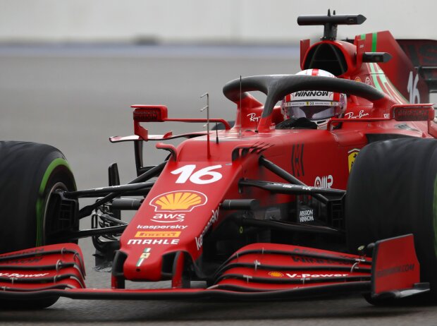 Titel-Bild zur News: Charles Leclerc im Ferrari SF21 im Nassen beim Formel-1-Qualifying zum Russland-Grand-Prix 2021 in Sotschi