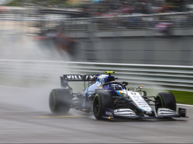 Titel-Bild zur News: Nicholas Latifi im Williams FW43B im Regen beim Formel-1-Qualifying in Sotschi zum Russland-Grand-Prix 2021