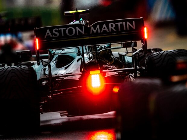Titel-Bild zur News: Sebastian Vettel im Aston Martin AMR21 in der Rückansicht mit leuchtender Hecklampe und Intermediates in der Boxengasse beim Russland-Grand-Prix 2021 in Sotschi