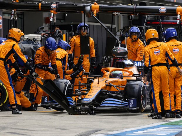 Titel-Bild zur News: Daniel Ricciardo im McLaren MCL35M beim Boxenstopp mit Mechanikern im Russland-Grand-Prix 2021 in Sotschi