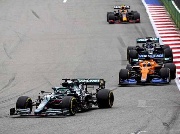 Szene aus dem Russland-Grand-Prix 2021: Lance Stroll vor Daniel Ricciardo und Lewis Hamilton