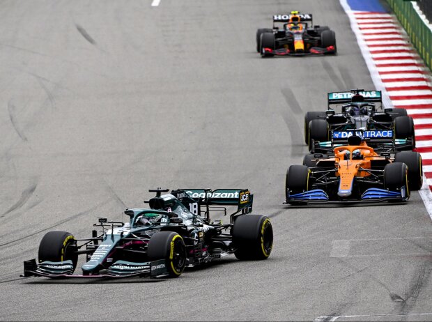 Szene aus dem Russland-Grand-Prix 2021: Lance Stroll vor Daniel Ricciardo und Lewis Hamilton Szene aus dem Russland-Grand-Prix 2021: Lance Stroll vor Daniel Ricciardo und Lewis Hamilton