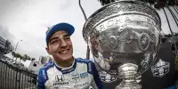 Alex Palou posiert mit dem Meisterpokal der IndyCar-Serie