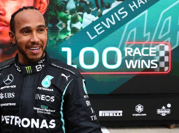 Lewis Hamilton vor einem Schriftzug zu Ehren seiner 100 Rennsiege in der Formel 1