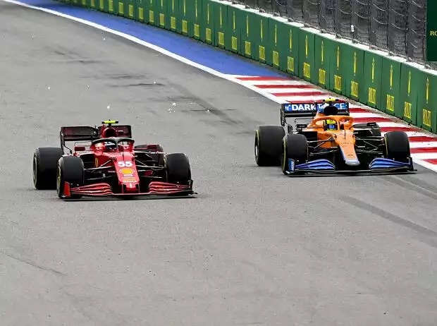 Carlos Sainz im Ferrari SF21 und Lando Norris im McLaren MCL35M beim Kampf um P1 im Grand Prix von Russland 2021 in Sotschi Titel-Bild zur News: Carlos Sainz im Ferrari SF21 und Lando Norris im McLaren MCL35M beim Kampf um P1 im Grand Prix von Russland 2021 in Sotschi