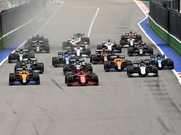 Titel-Bild zur News: Formel-1-Start in Sotschi 2021: Vorne Lando Norris im McLaren und Carlos Sainz im Ferrari