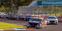 Fahrzeuge der australischen Supercars-Serie auf der Rennstrecke