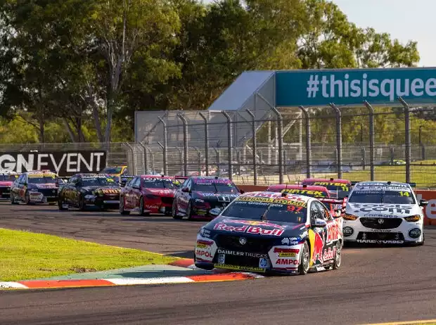 Fahrzeuge der australischen Supercars-Serie auf der Rennstrecke Titel-Bild zur News: Fahrzeuge der australischen Supercars-Serie auf der Rennstrecke