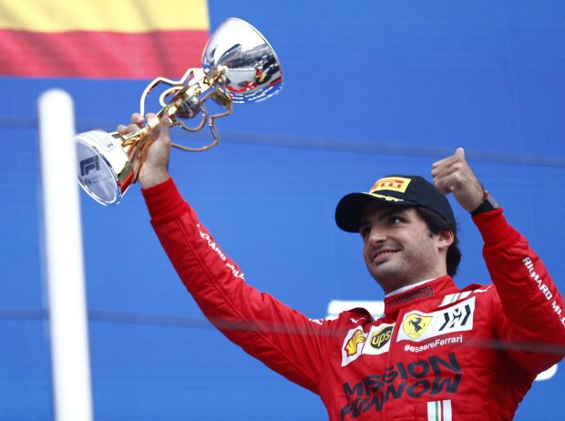 Titel-Bild zur News: Carlos Sainz (Ferrari) feiert seinen Podestplatz in Sotschi
