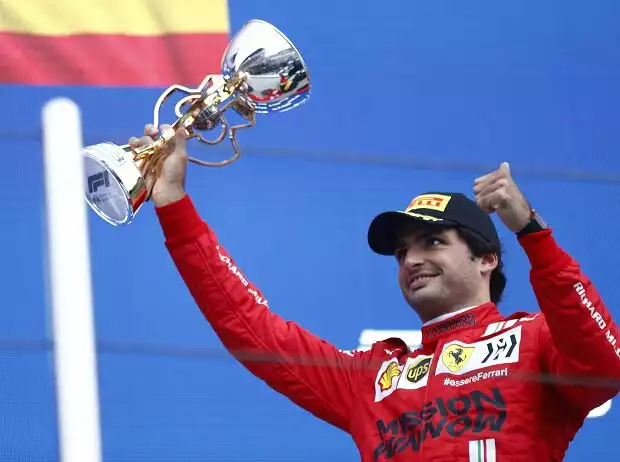 Carlos Sainz (Ferrari) feiert seinen Podestplatz in Sotschi Titel-Bild zur News: Carlos Sainz (Ferrari) feiert seinen Podestplatz in Sotschi