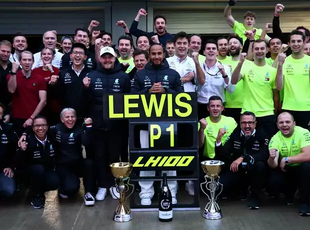 Titel-Bild zur News: Die Mercedes-Crew feiert den 100. Formel-1-Sieg von Lewis Hamilton