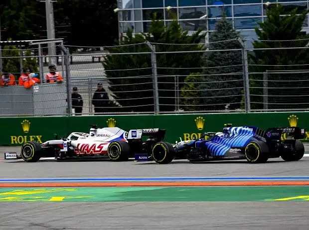 Nikita Masepin (Haas VF-21) vor Nicholas Latifi (Williams FW43B) beim Formel-1-Rennen von Russland in Sotschi 2021 Titel-Bild zur News: Nikita Masepin (Haas VF-21) vor Nicholas Latifi (Williams FW43B) beim Formel-1-Rennen von Russland in Sotschi 2021