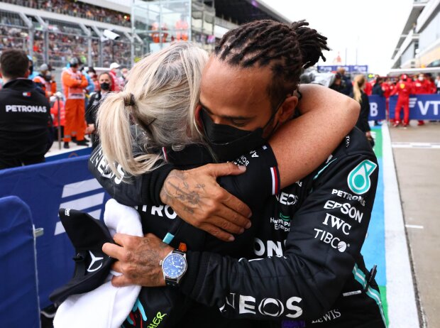 Titel-Bild zur News: Lewis Hamilton (Mercedes) dankt seiner Physiotherapeutin Angela Cullen nach seinem 100. Sieg beim Formel-1-Rennen von Russland in Sotschi 2021
