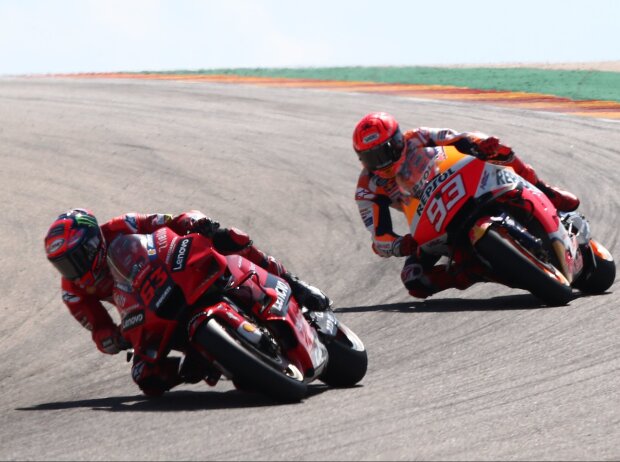 Francesco Bagnaia und Marc Marquez liefern sich beim MotoGP-Rennen in Aragon 2021 ein Duell um den Sieg.
