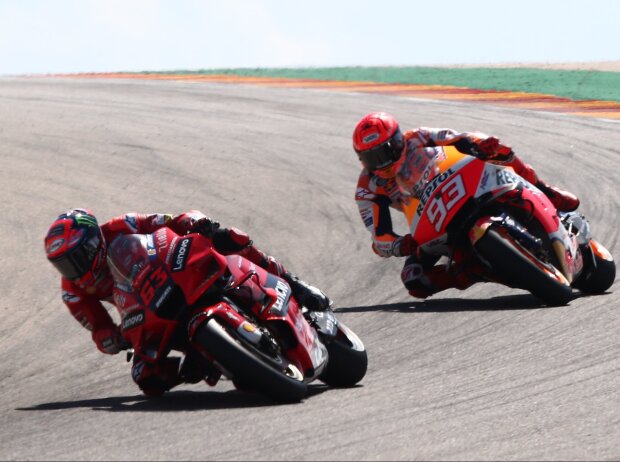 Francesco Bagnaia und Marc Marquez liefern sich beim MotoGP-Rennen in Aragon 2021 ein Duell um den Sieg. Francesco Bagnaia und Marc Marquez liefern sich beim MotoGP-Rennen in Aragon 2021 ein Duell um den Sieg.