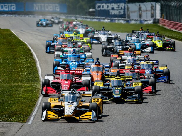 Titel-Bild zur News: Start zum IndyCar-Rennen 2021 auf dem Mid-Ohio Sports Car Course: Josef Newgarden führt