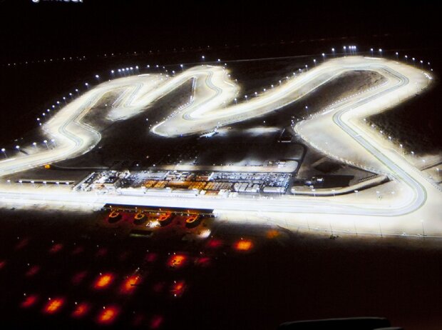 Titel-Bild zur News: Losail Circuit in Katar unter Flutlicht