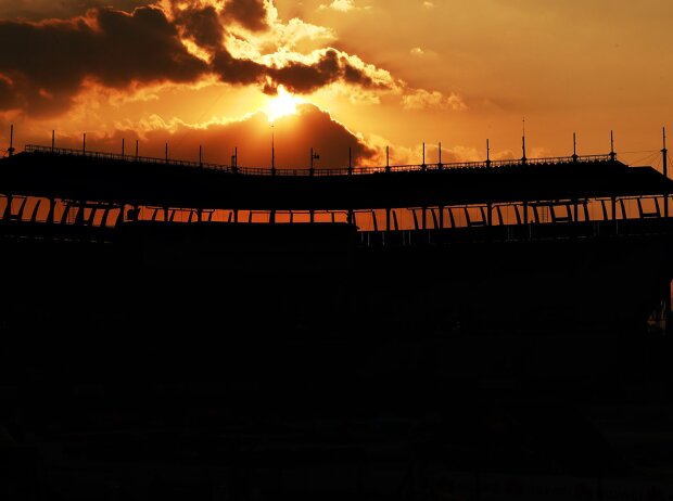 Sonnenuntergang hinter dem Baseball-Stadion Foro Sol im Autodromo Hermanos Rodriguez in Mexico City