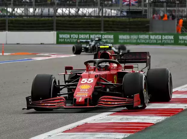 Carlos Sainz (Ferrari SF21) vor Lance Stroll (Aston Martin AMR21) beim Formel-1-Rennen von Russland in Sotschi 2021 Titel-Bild zur News: Carlos Sainz (Ferrari SF21) vor Lance Stroll (Aston Martin AMR21) beim Formel-1-Rennen von Russland in Sotschi 2021