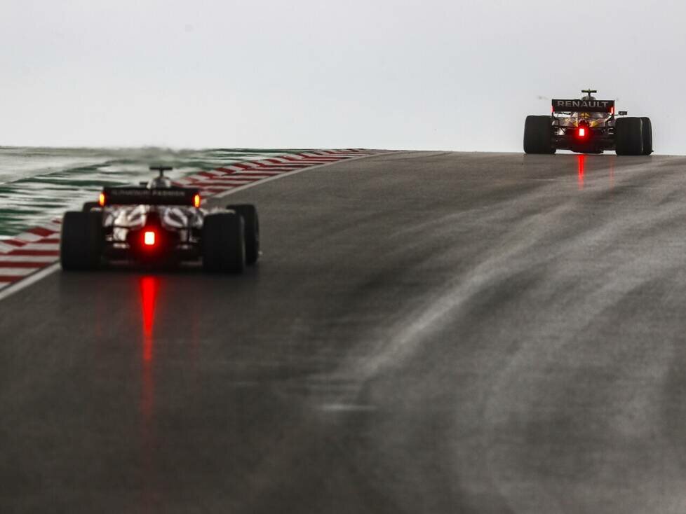 Formel-1-Autos im Nassen beim Türkei-Grand-Prix 2020 in Istanbul