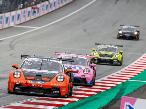 Larry ten Voorde im orange-schwarzen Porsche führt vor drei anderen Fahrzeugen das Feld an Larry ten Voorde im orange-schwarzen Porsche führt vor drei anderen Fahrzeugen das Feld an