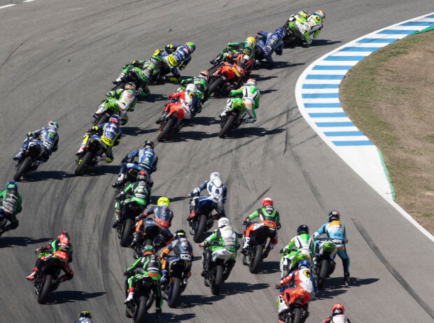 Renn-Action in der Supersport-300-Klasse in Jerez