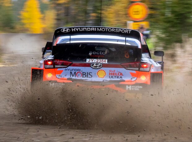 Ott Tänak rutscht in seinem Hyundai über den Schotter der Rallye Finnland