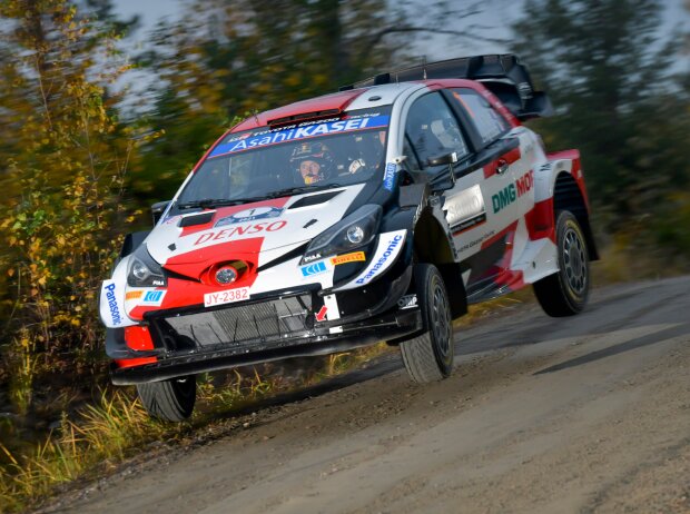 Sebastien Ogier springt bei der Rallye Finnland in seinem Toyota