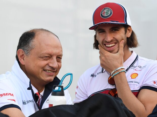 Titel-Bild zur News: Alfa-Romeo-Teamchef Frederic Vasseur und Antonio Giovinazzi