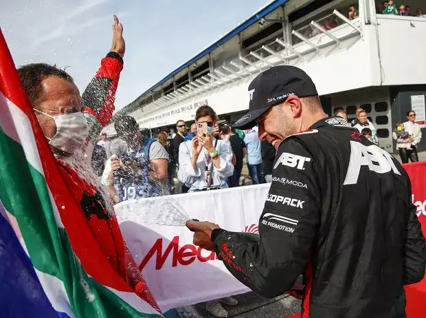 Kelvin van der Linde feiert seinen DTM-Sieg in Hockenheim Titel-Bild zur News: Kelvin van der Linde feiert seinen DTM-Sieg in Hockenheim