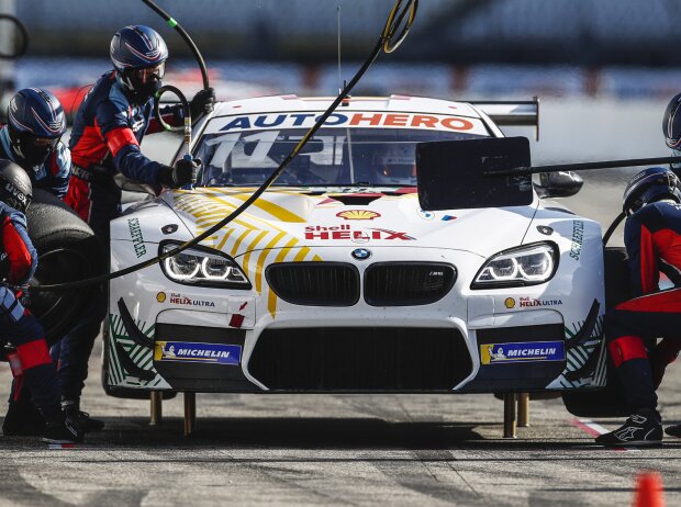 Marco Wittmann steht mit seinem BMW in der Box