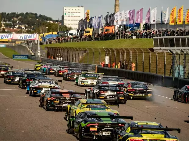 Kollision beim Start des ADAC GT Masters auf dem Sachsenring 2021 Titel-Bild zur News: Kollision beim Start des ADAC GT Masters auf dem Sachsenring 2021