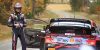 Thierry Neuville steht bei der Rallye Finnland 2021 neben seinem Hyundai i20 WRC