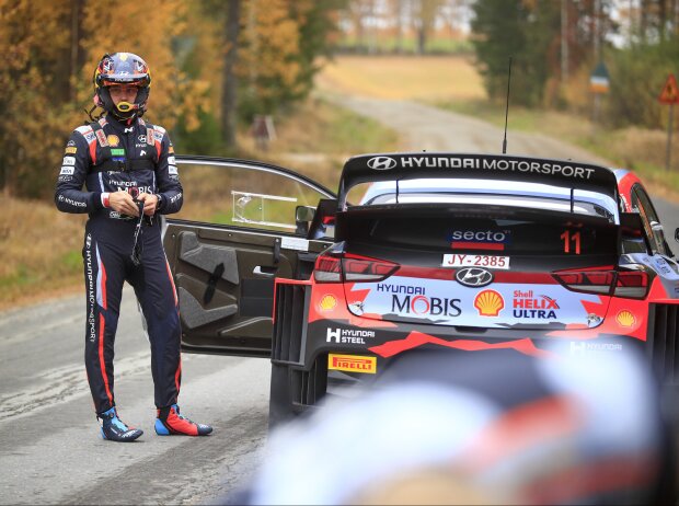 Thierry Neuville steht bei der Rallye Finnland 2021 neben seinem Hyundai i20 WRC