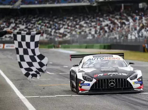 Mercedes-Fahrer Lucas Auer bei der Zieldurchfahrt im DTM-Sonntagslauf in Hockenheim 2021 Titel-Bild zur News: Mercedes-Fahrer Lucas Auer bei der Zieldurchfahrt im DTM-Sonntagslauf in Hockenheim 2021