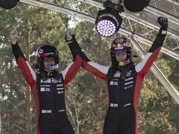Elfyn Evans und Scott Martin bejubeln den Sieg bei der Rallye Finnland 2021 Titel-Bild zur News: Elfyn Evans und Scott Martin bejubeln den Sieg bei der Rallye Finnland 2021