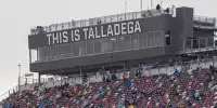 Tribüne am Talladega Superspeedway im Regen
