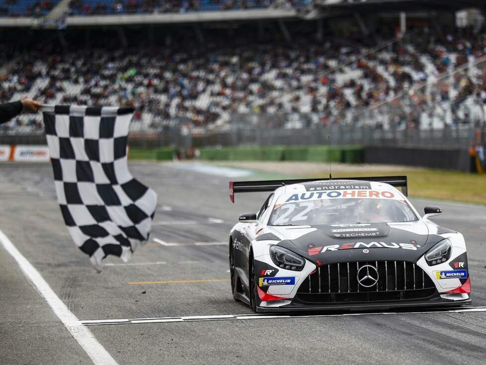 Mercedes-Fahrer Lucas Auer bei der Zieldurchfahrt im DTM-Sonntagslauf in Hockenheim 2021