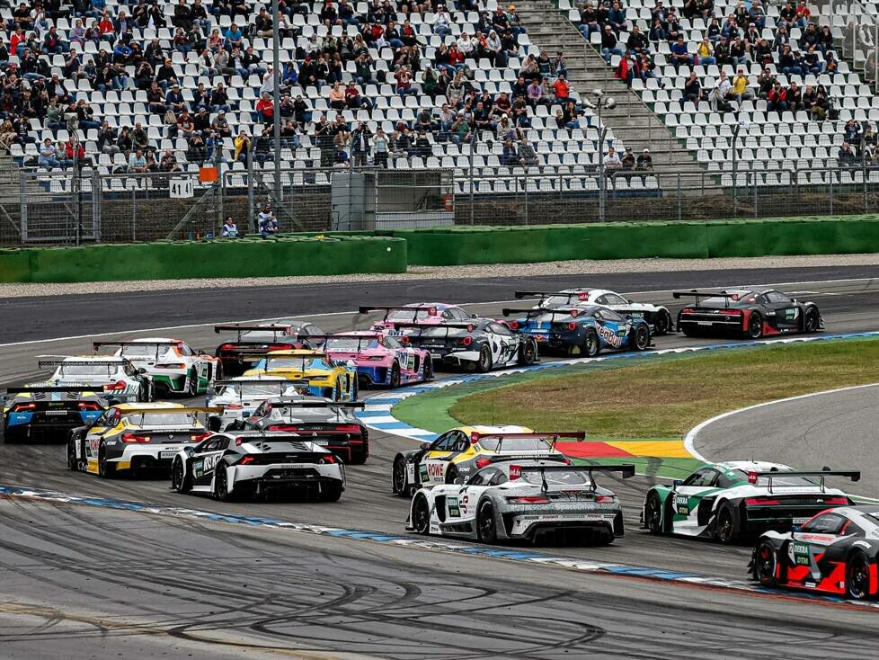 Die DTM-Autos in Formation auf dem Weg zum Start