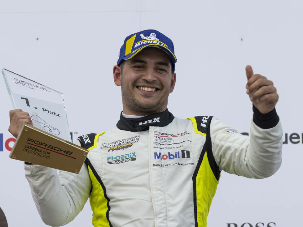 Ayhancan Güven bejubelt seinen Sieg im Porsche-Carrera-Cup auf dem Sachsenring 2021