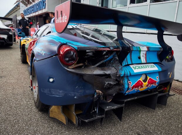 Das angeschmorte Heck des DTM-Ferrari von Liam Lawson nach der Berührung mit Sheldon van der Linde beim DTM-Sonntagsrennen in Hockenheim 2021