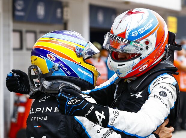 Titel-Bild zur News: Fernando Alonso und Esteban Ocon jubeln über den ersten Sieg von Alpine in der Formel 1 beim Grand Prix von Ungarn auf dem Hungaroring in Budapest 2021