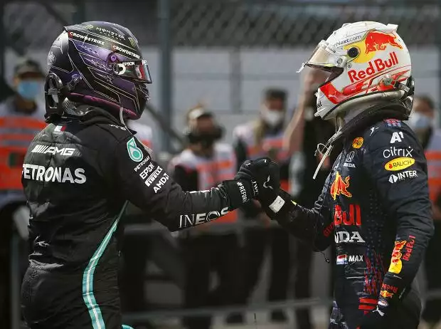 Titel-Bild zur News: Lewis Hamilton (Mercedes) und Max Verstappen (Red Bull) reichen sich nach dem Formel-1-Rennen von Portugal 2021 die Hand