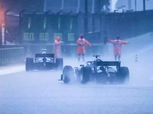 Formel-2-Fahrzeuge werden im Regen von Sotschi zurück in die Box geleitet Titel-Bild zur News: Formel-2-Fahrzeuge werden im Regen von Sotschi zurück in die Box geleitet
