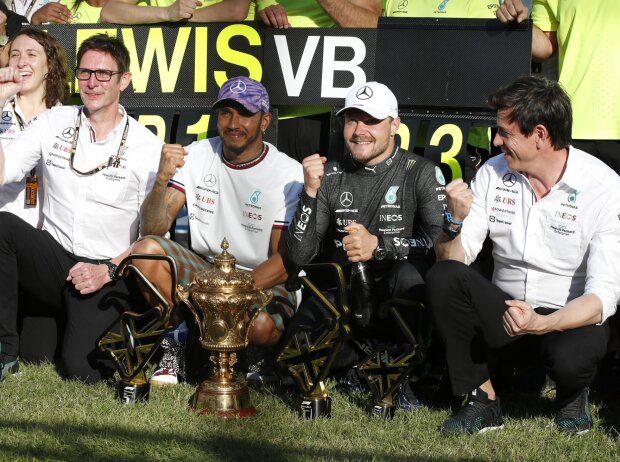 Titel-Bild zur News: Die beiden Mercedes-Formel-1-Piloten Lewis Hamilton und Valtteri Bottas mit Teamchef Toto Wolff
