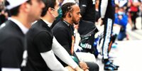 Lewis Hamilton kniet vor dem Rennen