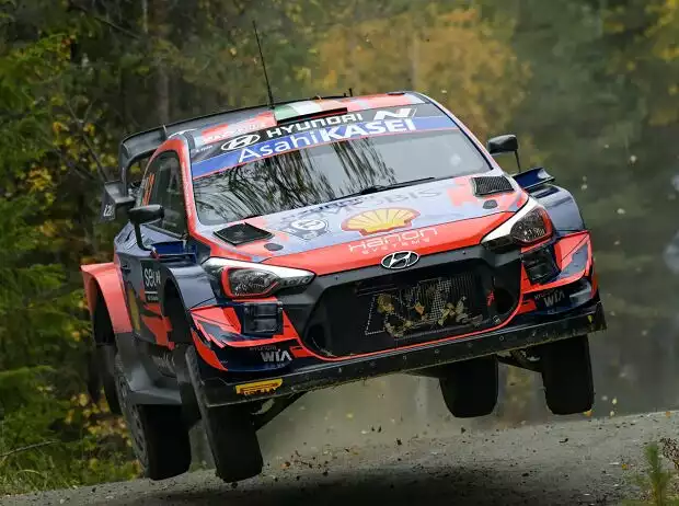 Craig Breen springt in seinem Hyundai bei der Rallye Finnland Titel-Bild zur News: Craig Breen springt in seinem Hyundai bei der Rallye Finnland