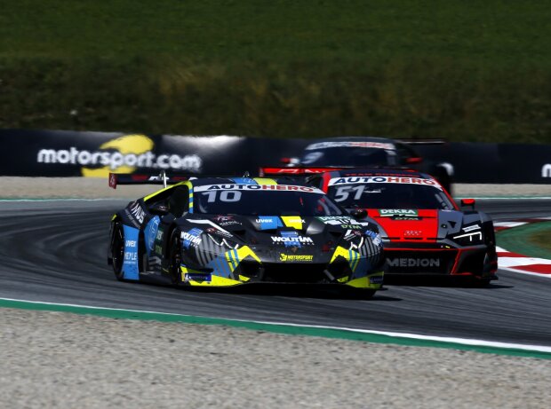 Nico Müller verfolgt im Audi den Lamborghini von Esteban Muth Nico Müller verfolgt im Audi den Lamborghini von Esteban Muth