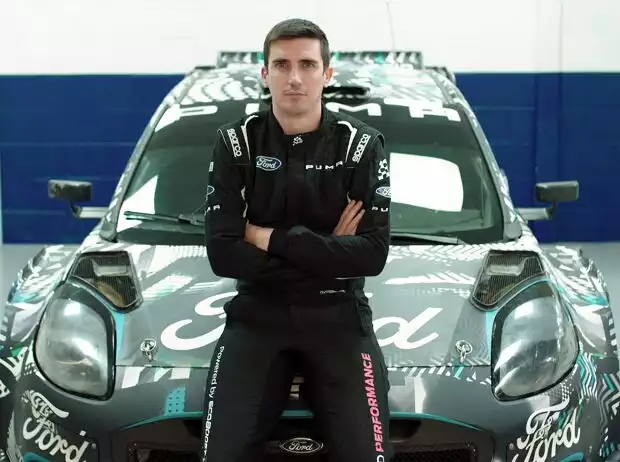 Craig Breen steht vor seinem Ford Puma für die WRC-Saison 2022 Titel-Bild zur News: Craig Breen steht vor seinem Ford Puma für die WRC-Saison 2022